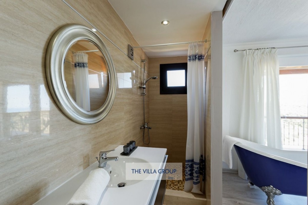 Master bedroom tub and shower area