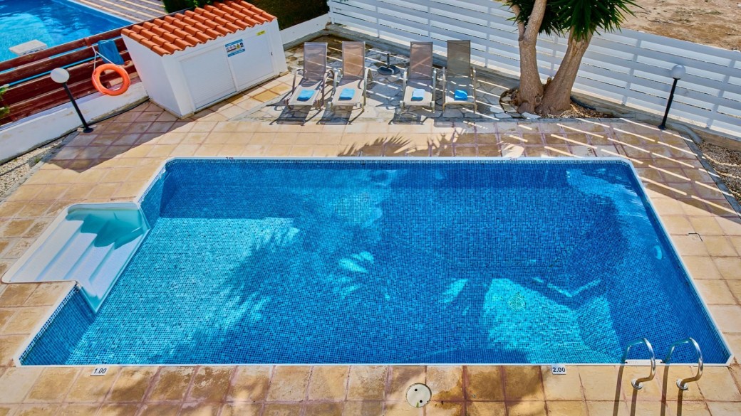 8m x 4m private swimming pool featuring roman steps (depths 1m x 3m)