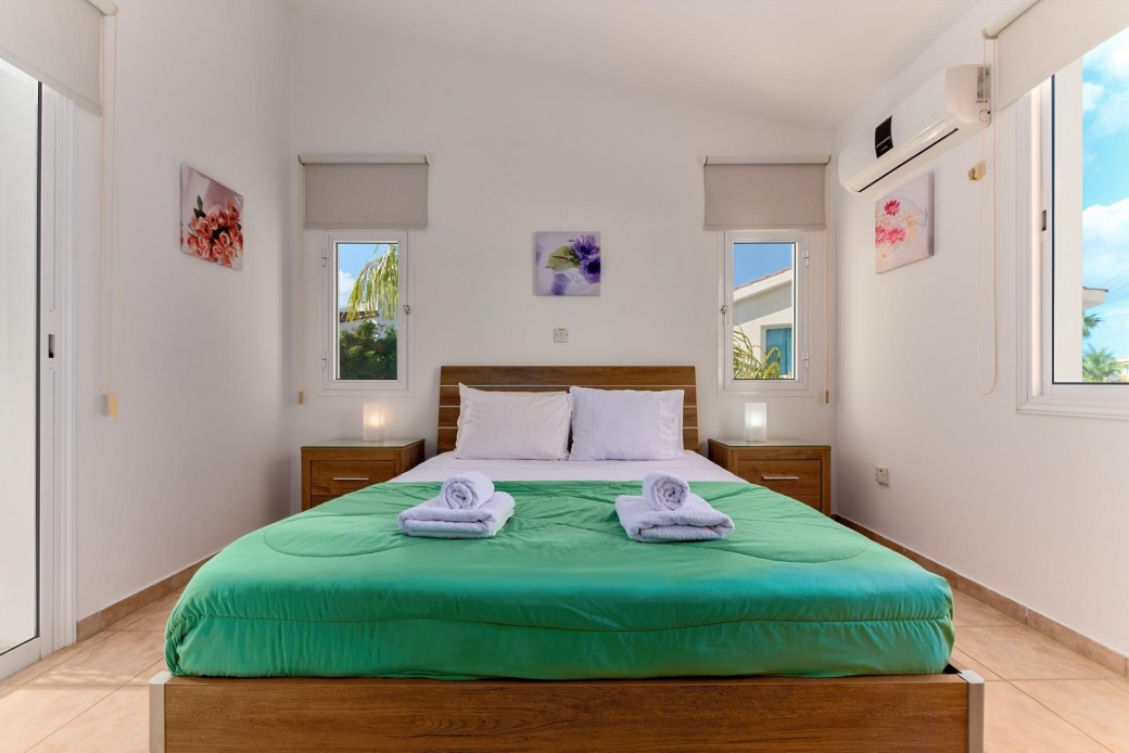 Air conditioning in both bedrooms