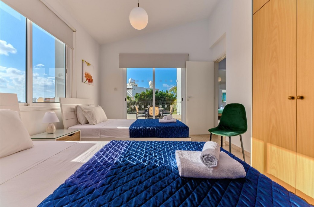 Twin bedroom with access to the balcony