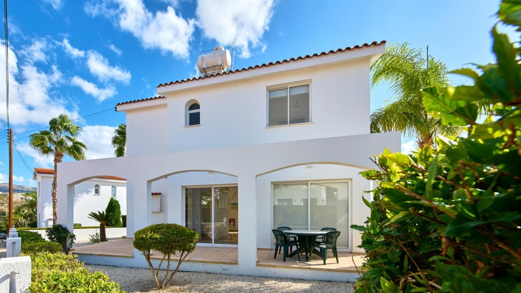 Villa located in the heart of Coral Bay on a quiet development