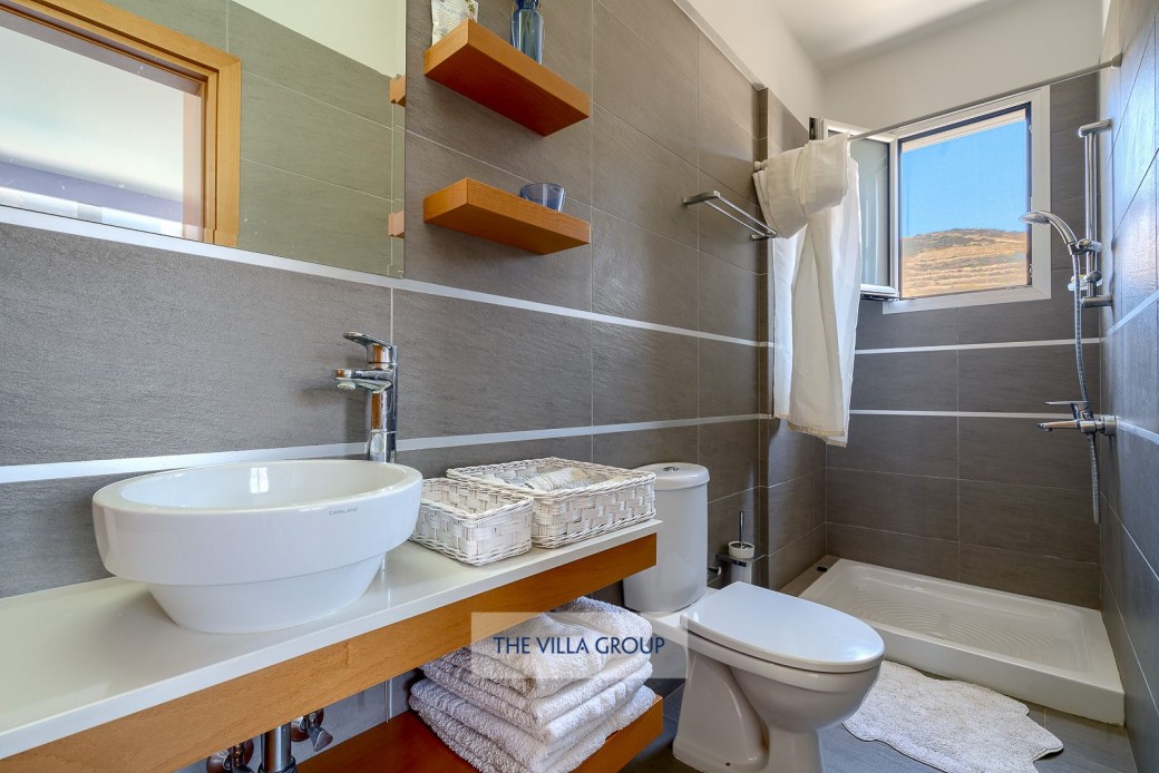 Master en-suite shower room