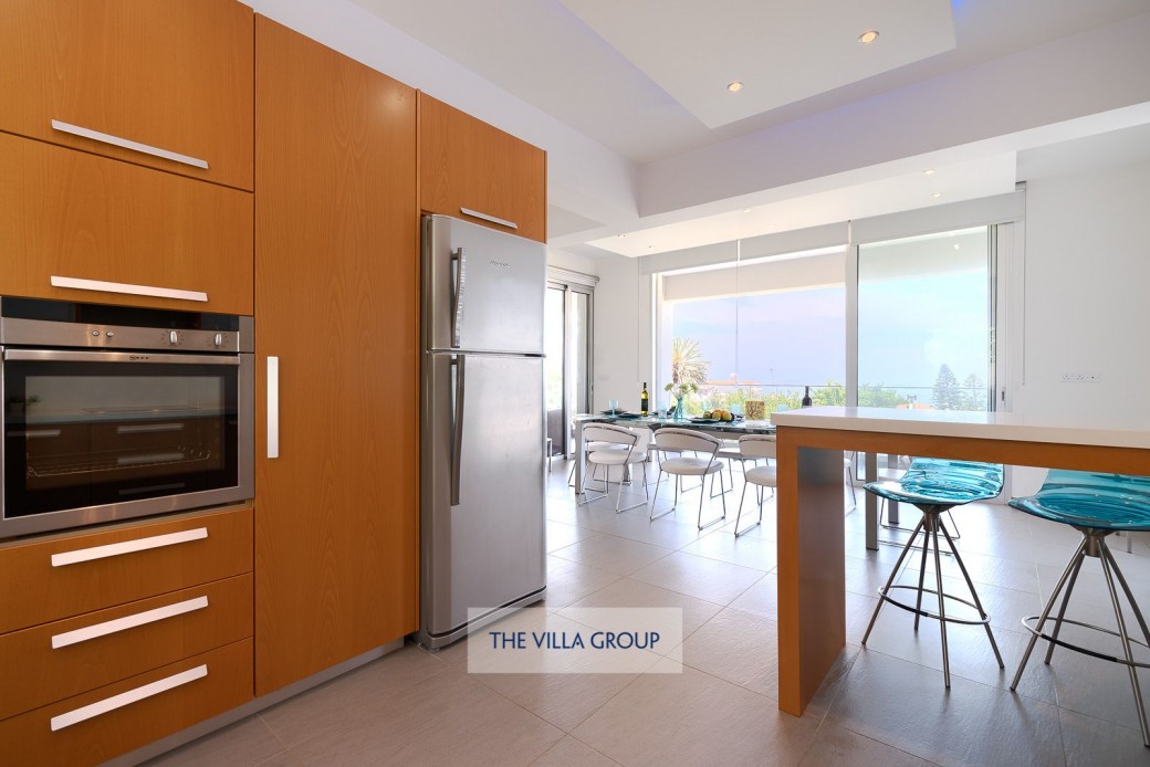 Breakfast bar with 3 stools