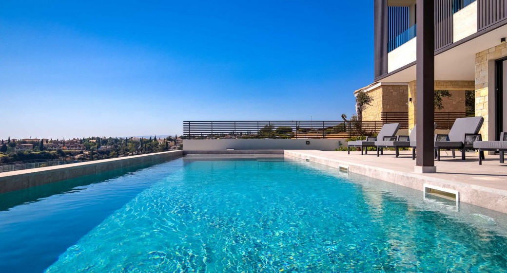 Heated swimming pool with walk-in steps