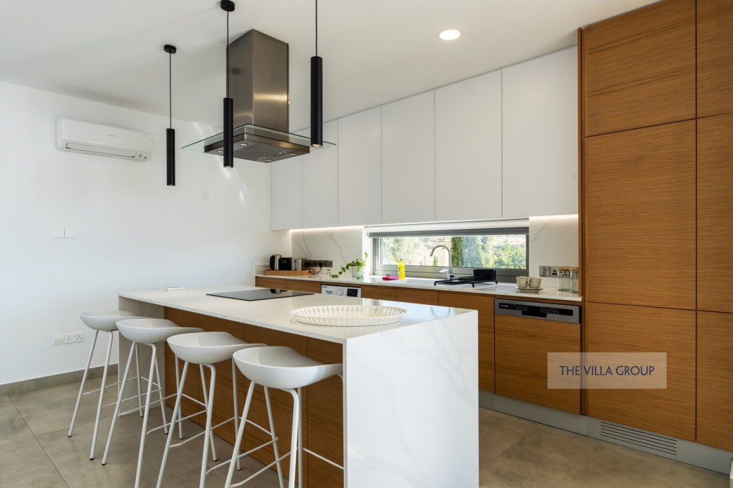 Modern kitchen with breakfast bar