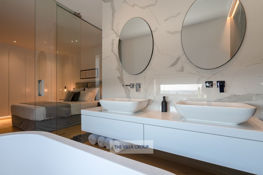 Master bedroom en-suite