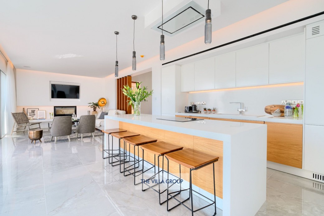 Fully fitted kitchen with breakfast bar