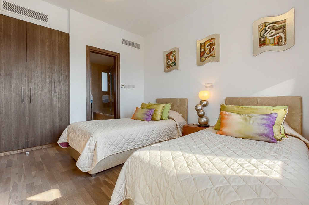 Twin bedroom