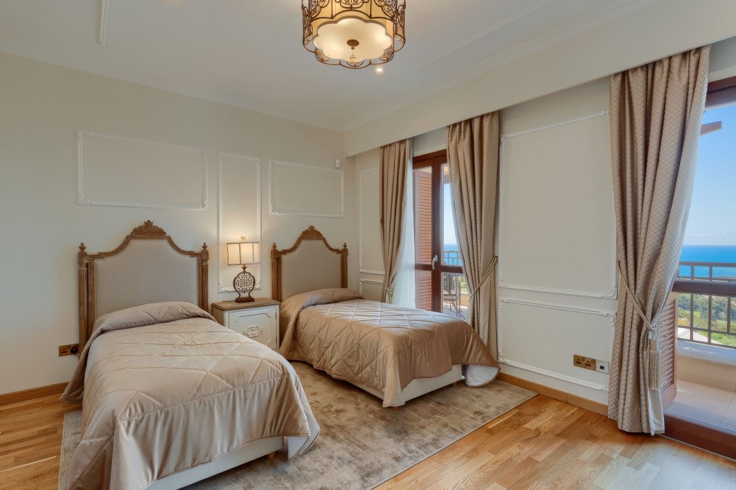 Twin bedroom