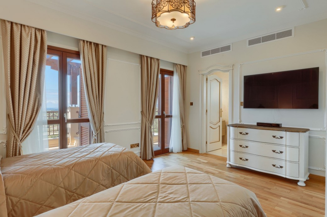 Twin bedroom