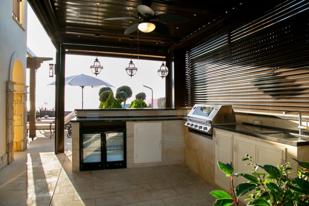 Barbecue and outdoor kitchen