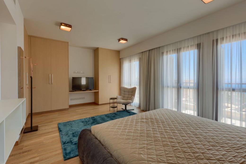 French doors lead to the balcony