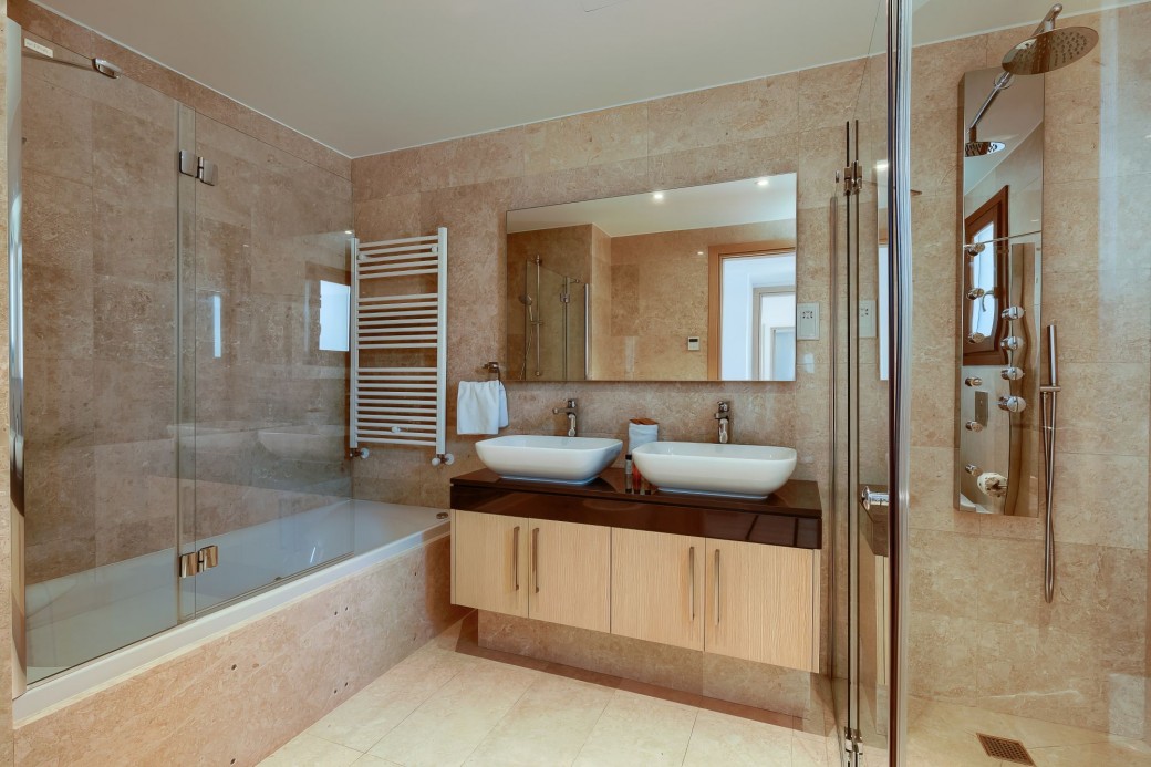 Master en-suite bathroom with walk in shower