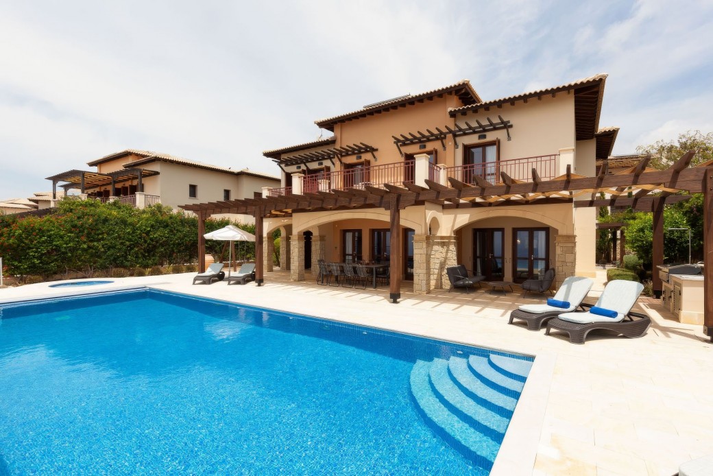 Swimming pool with walk-in steps