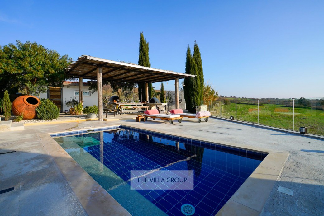 The pool has walk-in steps and a full-length underwater bench