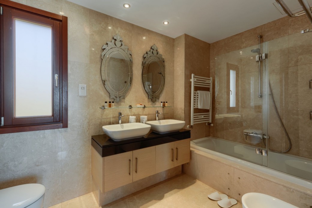 En-suite bathroom