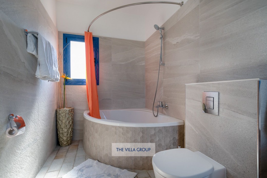 Master en-suite bathroom