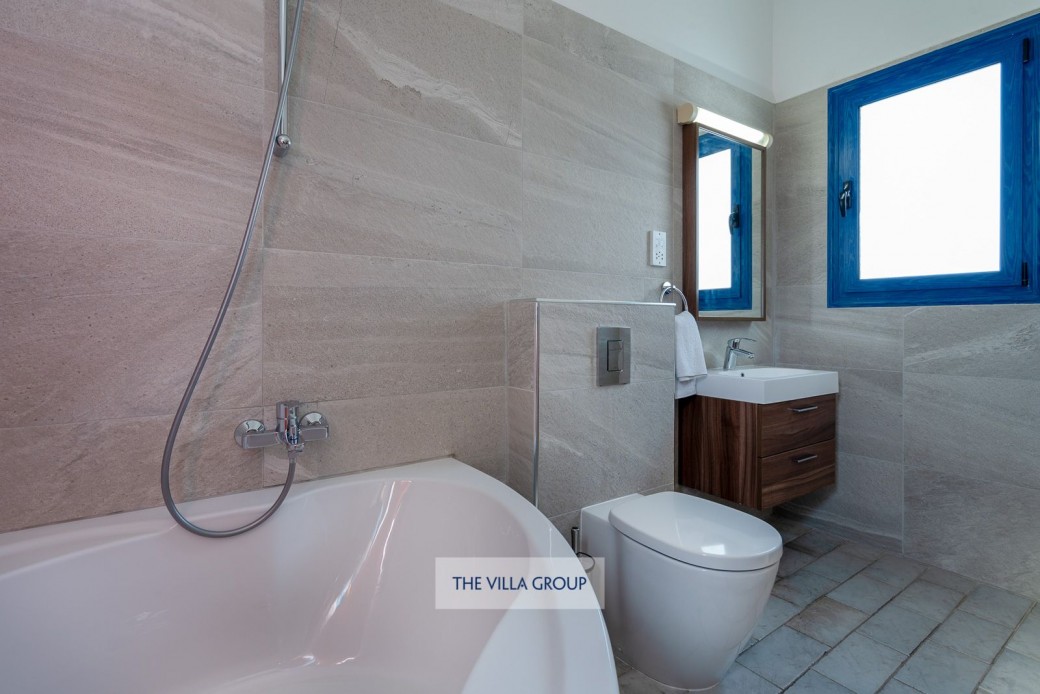Master en-suite bathroom