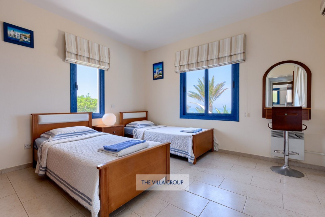 Ground floor twin bedroom with en-suite shower room