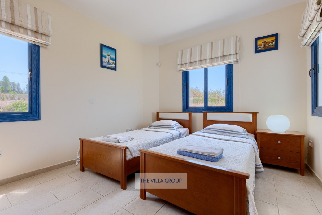 Ground floor twin bedroom with en-suite shower room