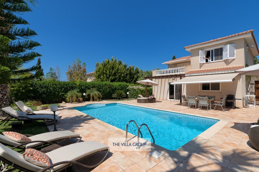 Spacious outside area for relaxing and dining al-fresco