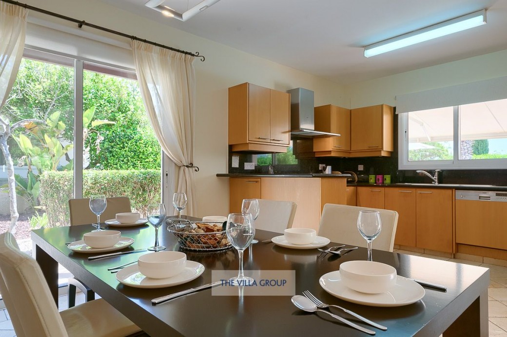 Open plan dining, kitchen and living area