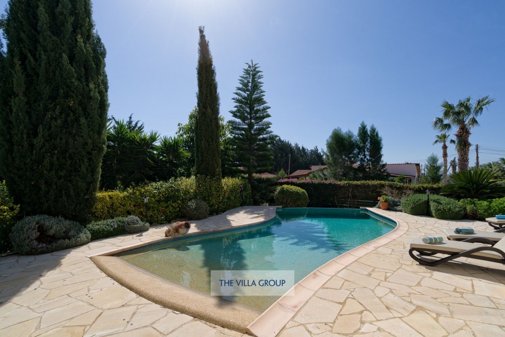 Infinity swimming pool with walk-in steps