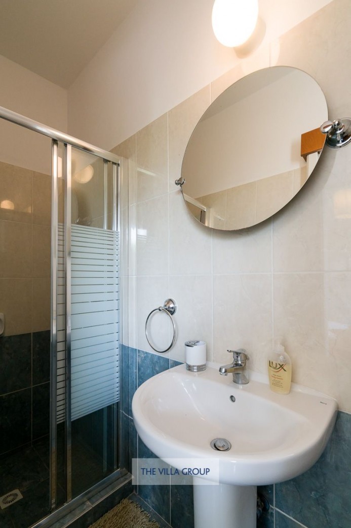 Master bedroom en-suite shower