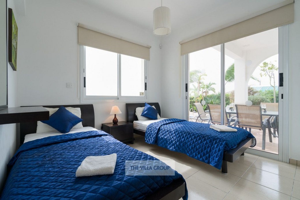 Twin bedroom with access to terrace