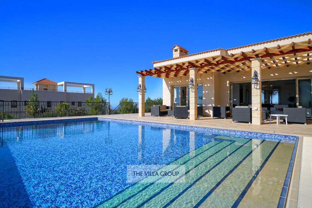 Infinity swimming pool with walk in steps