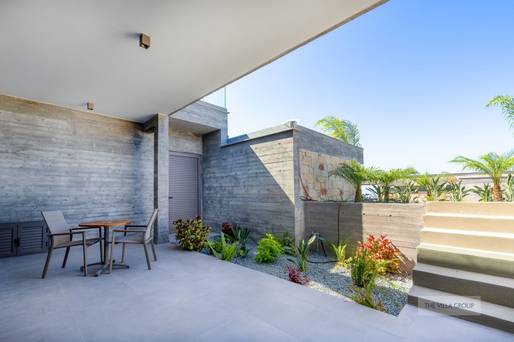 Lower ground floor furnished terrace