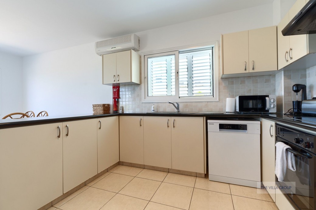 Oven, hob, dishwasher, microwave and fridge freezer in the kitchen