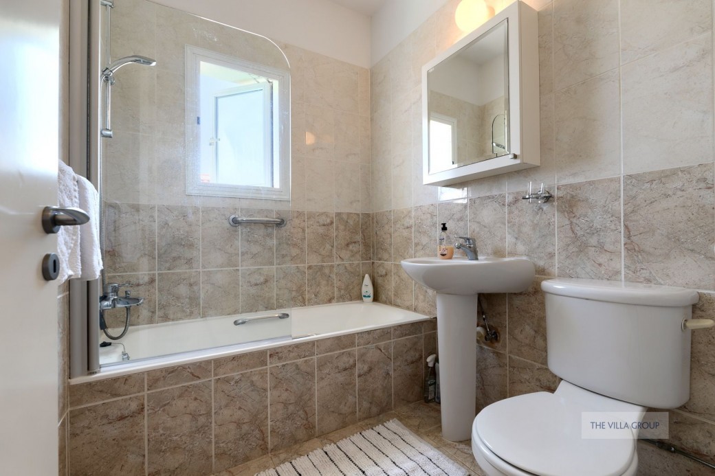 Master bedroom en-suite bathroom