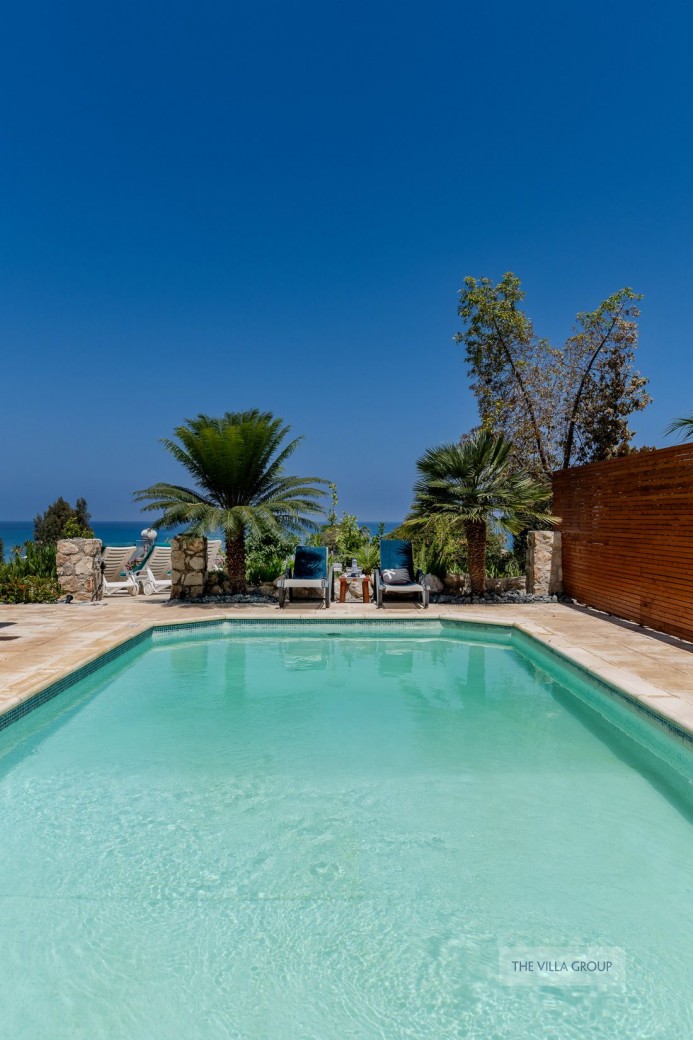Swimming pool with walk-in steps