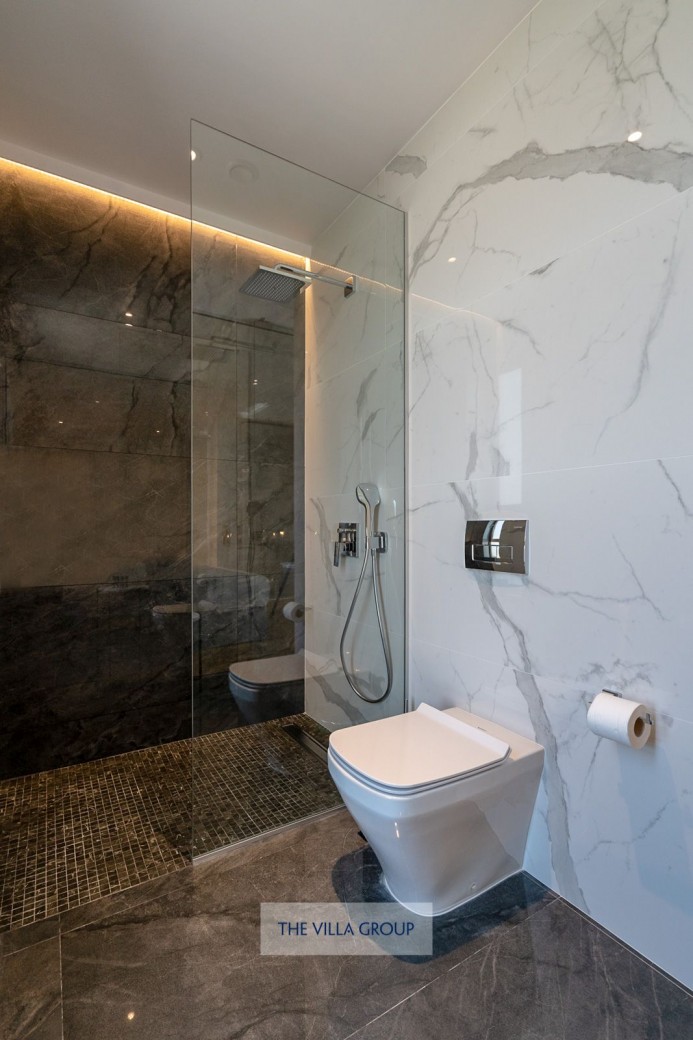 Master bedroom en-suite shower