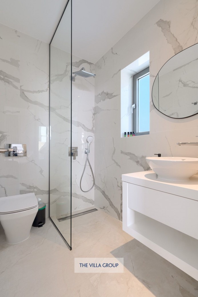 Twin bedroom en-suite shower room