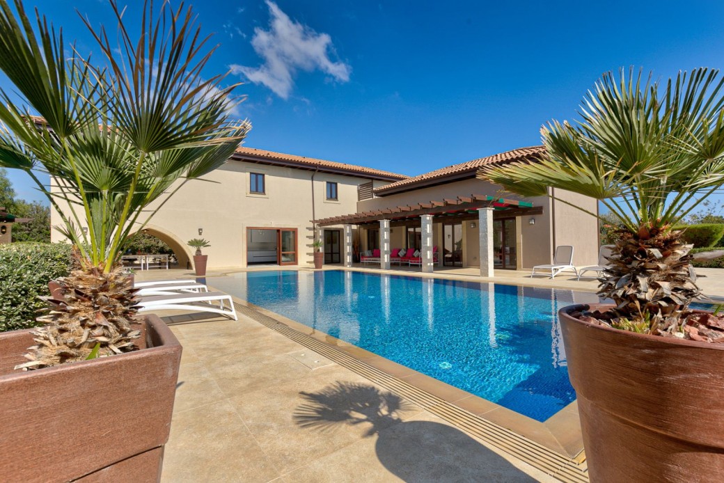 Recently renovated 5-bedroom villa 