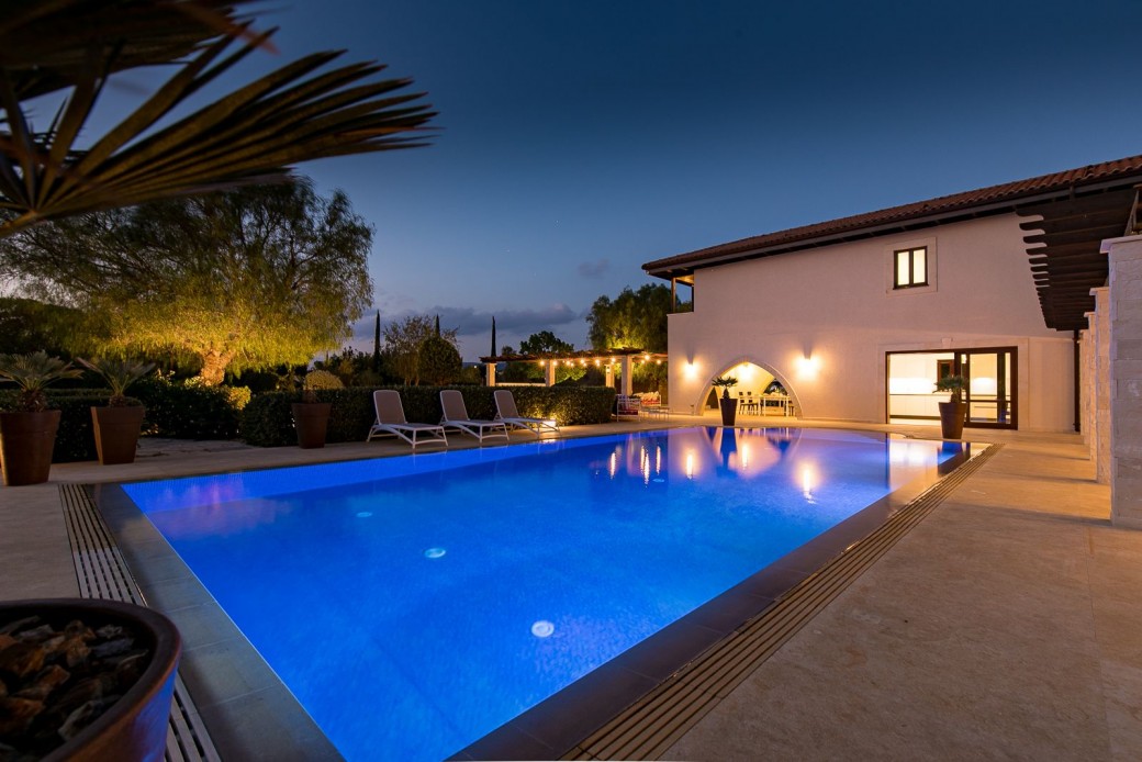 13m x 5m overflow swimming pool (with heating available at an additional cost) 