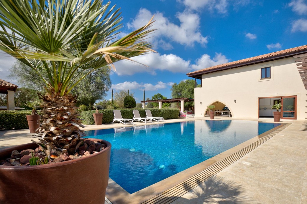 Multiple seating areas, spacious grounds and a fabulous BBQ area