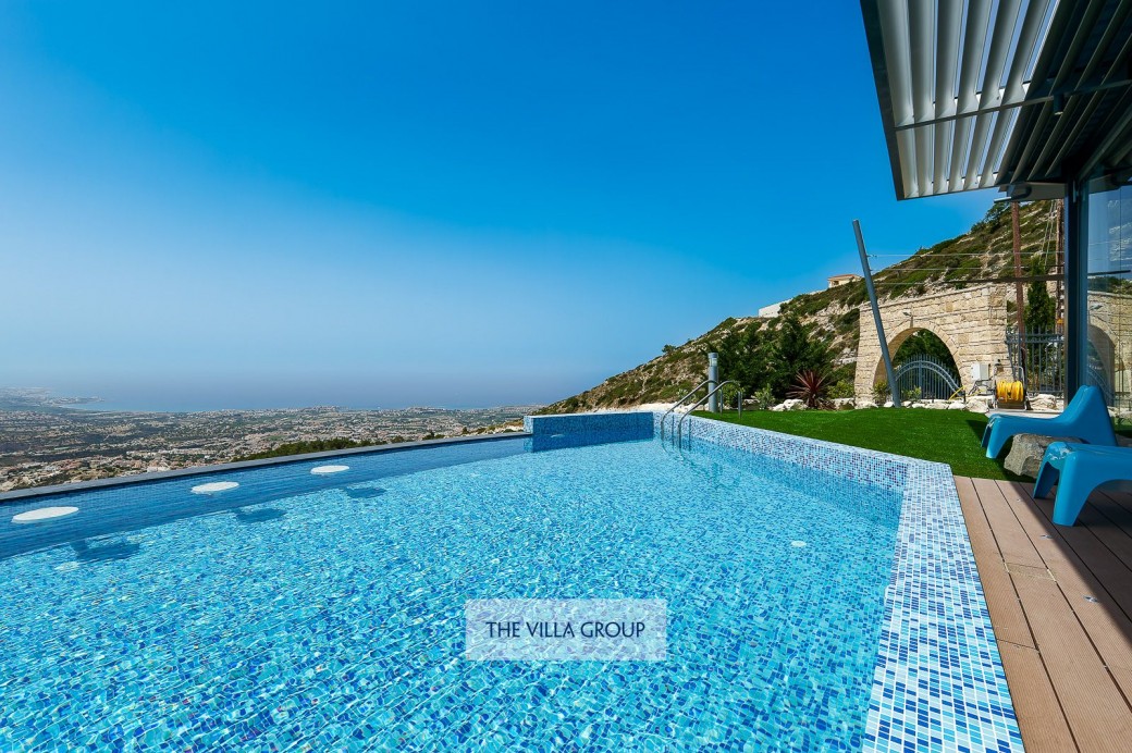 15m x 6m (at widest points, depth 1m to 2m) infinity pool 
