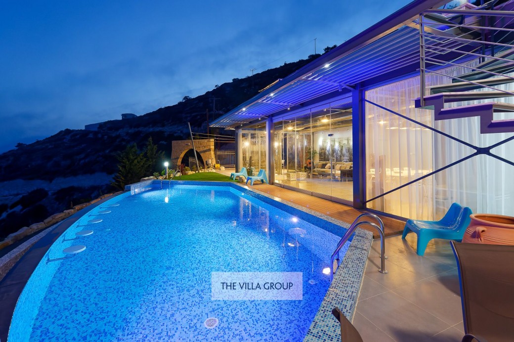 This beautiful 7 bedroom villa offers magnificent views as the large panels of glass allow the natural light to flood in.