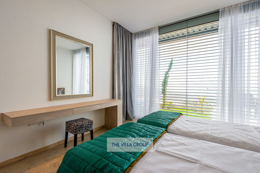 Twin bedroom with access to the outside terraces