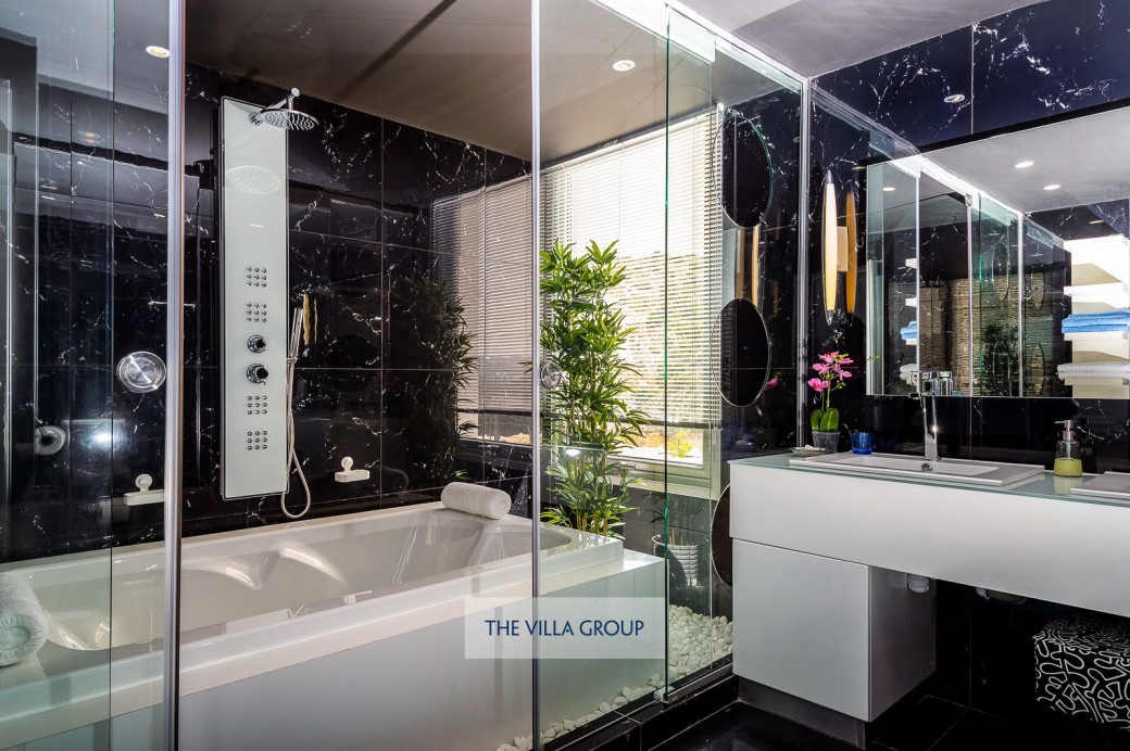 Master bedroom en-suite
