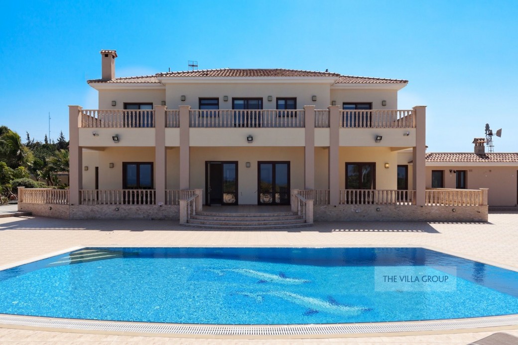 Overflow swimming pool