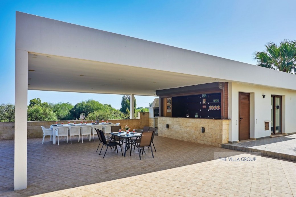 Covered al-fresco dining area and bar 