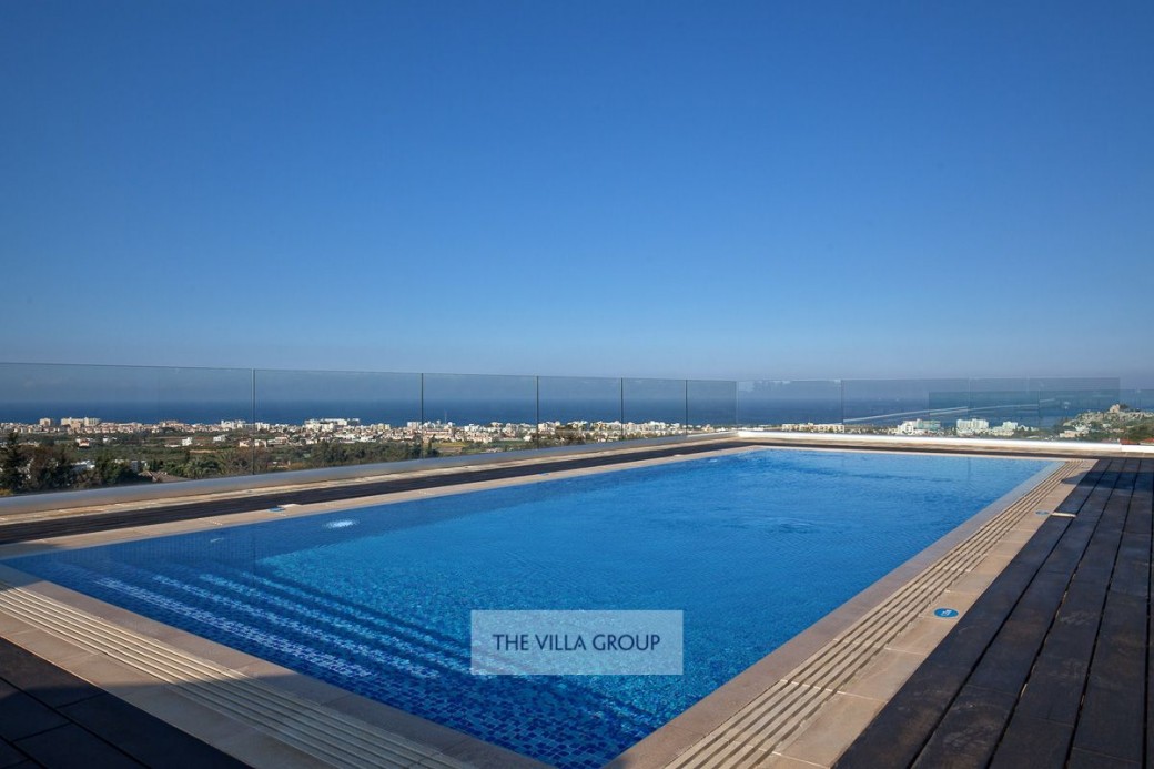 Large overflow swimming pool