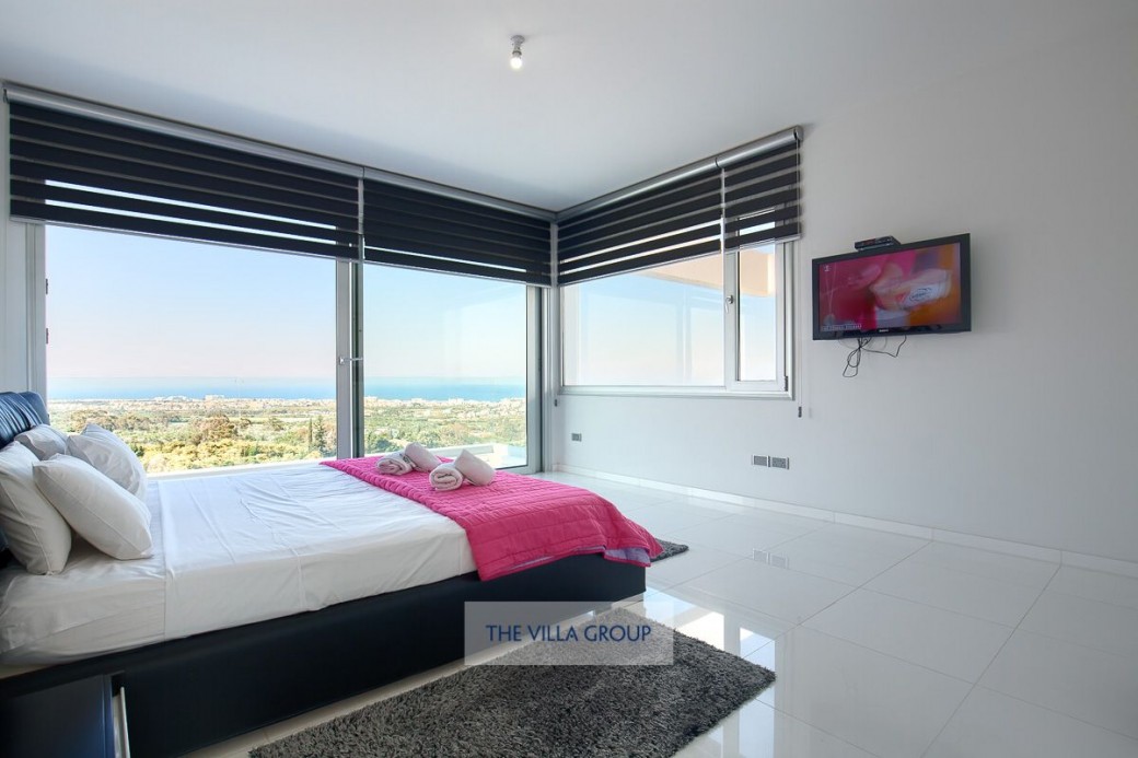 Master bedroom with en-suite 