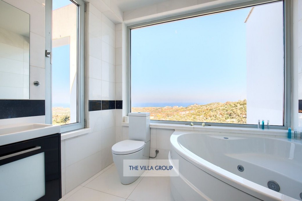 Master bedroom en-suite 