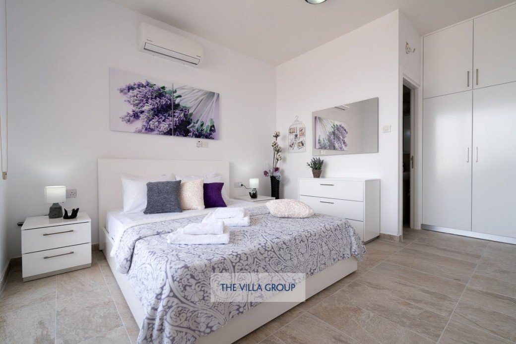Ground floor double bedroom with en-suite shower room
