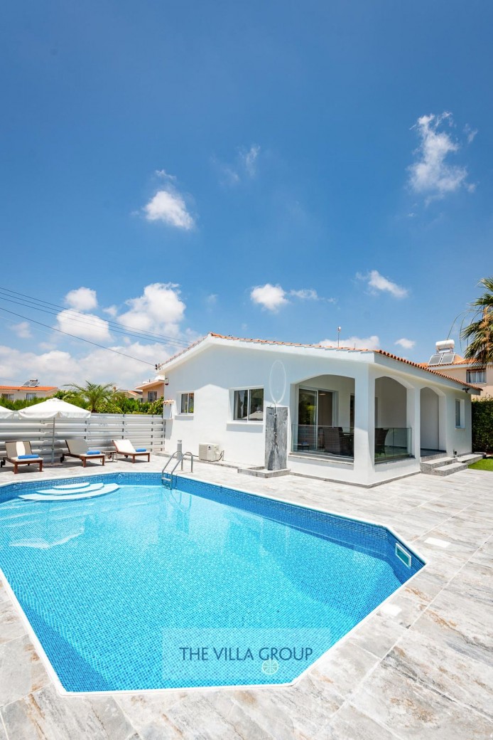 2 bedroom bungalow located in a quiet cul de sac is within a 10 minute walk to the beach and within a few minutes walk of amenities